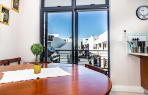 Elegant Beachfront 192 Eden on the Bay Beachfront Apartment, Blouberg, Cape Town